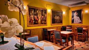 Tägliches Frühstücksbuffet (10 EUR pro Person)