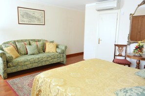 Minibar, in-room safe, desk, soundproofing - Hotel San Zulian (Venice)