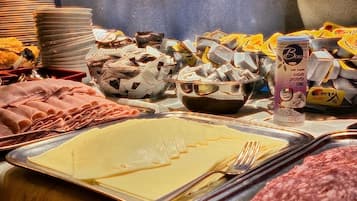 Ein Buffet mit verschiedenen Fleisch-, Käse- und verpackten Produkten.