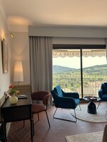 小型套房, 1 张双人床, 浴缸 | 迷你吧、客房内保险箱、办公桌、熨斗/熨板