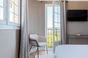 高级房, 1 张双人床或 2 张单人床, 浴缸 | 迷你吧、客房内保险箱、办公桌、熨斗/熨板