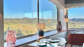 Der serveres morgenmad, frokost og aftensmad