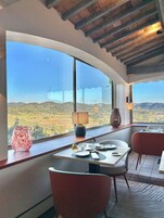 供应早餐、午餐和晚餐