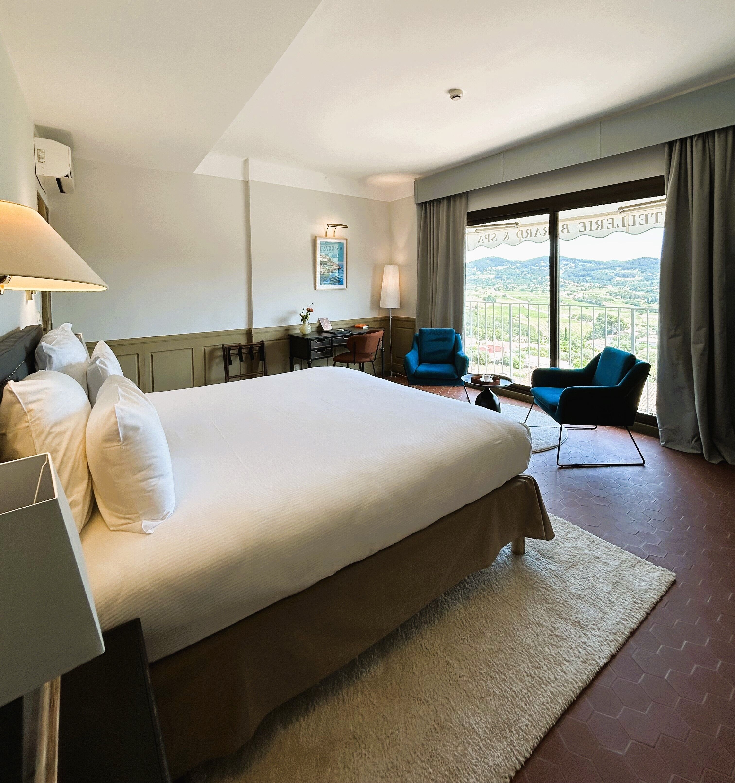 Junior suite, 1 tweepersoonsbed, bad | Een minibar, een kluis op de kamer, een bureau