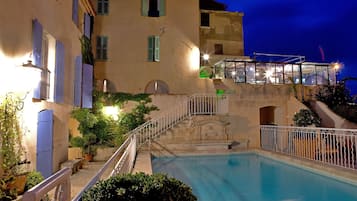 Seasonal outdoor pool, pool loungers