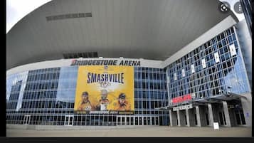 Bridgestone Arena con un gran anuncio de Nashville.