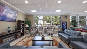 A spacious lobby with leather sofas, a large flat-screen TV, and a view of the outdoors through large windows. - Comfort Inn Downtown Nashville - Music City Center (Nashville)