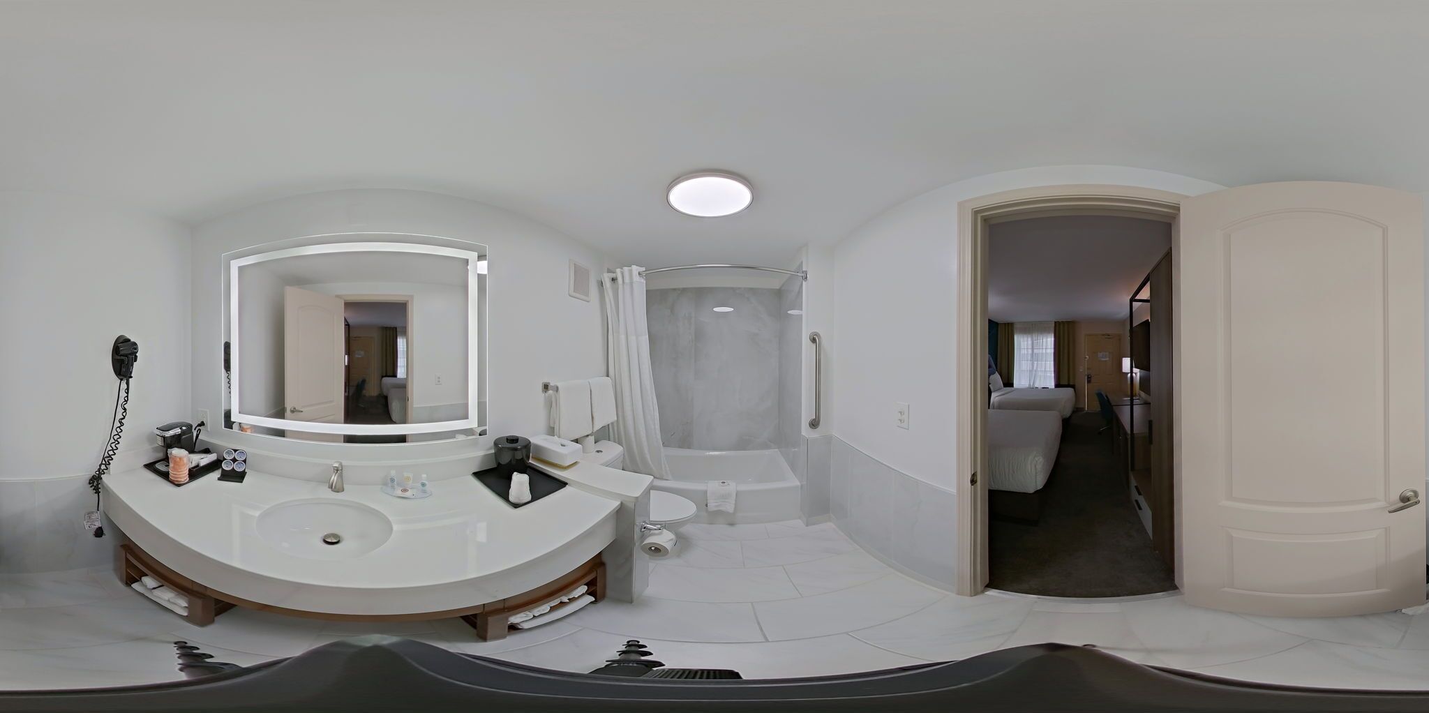 Un baño moderno con un lavamanos grande, espejo y ducha.