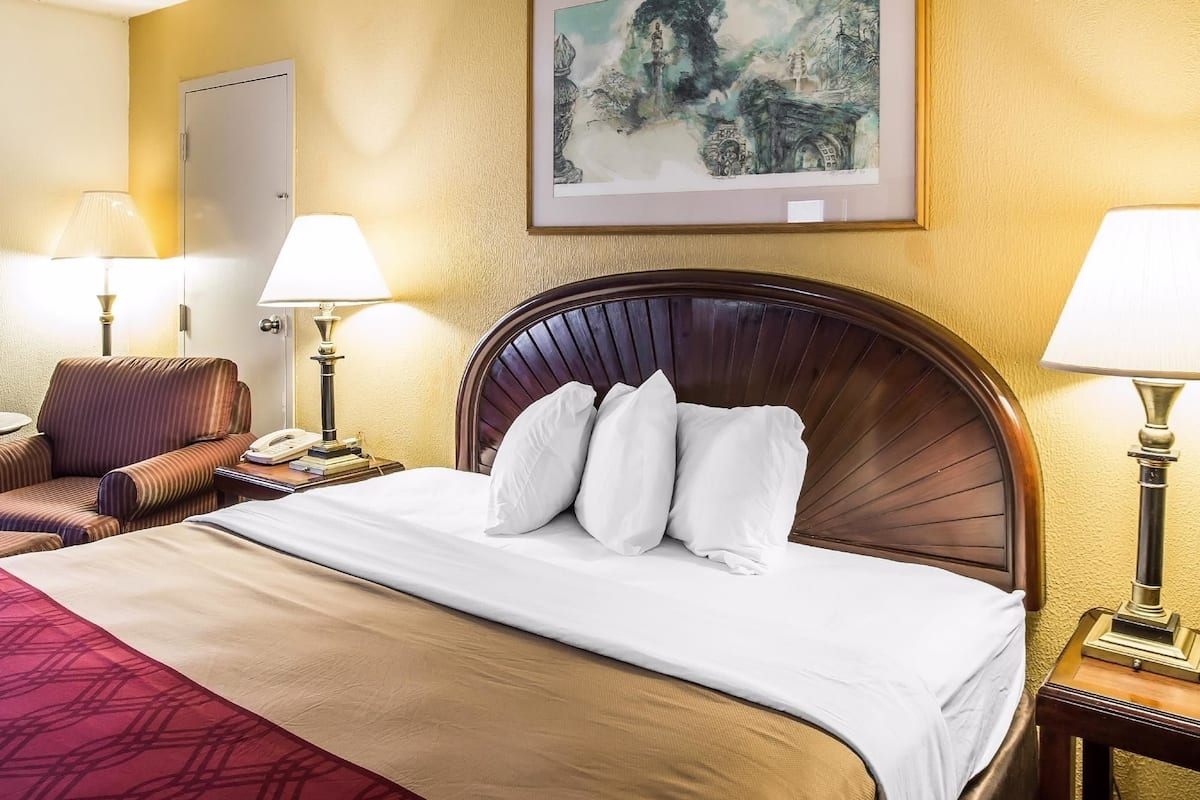 Iron/ironing board, free WiFi, bed sheets