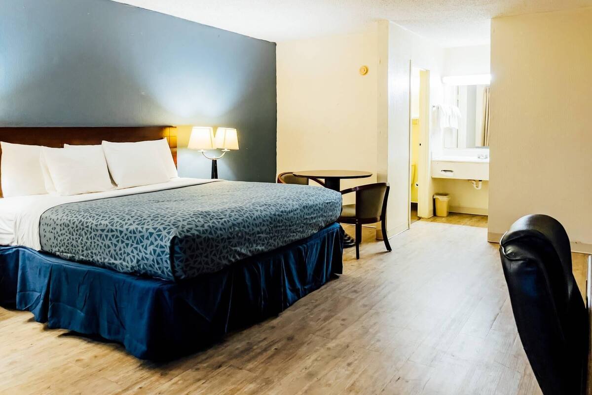 Iron/ironing board, WiFi (free), bed sheets