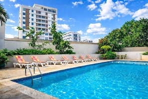 Piscine extérieure, chaises longues