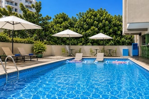 Outdoor pool, sun loungers - Radisson Hotel Santo Domingo (Santo Domingo)