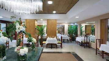 2 restaurants, breakfast, lunch, dinner served; international cuisine