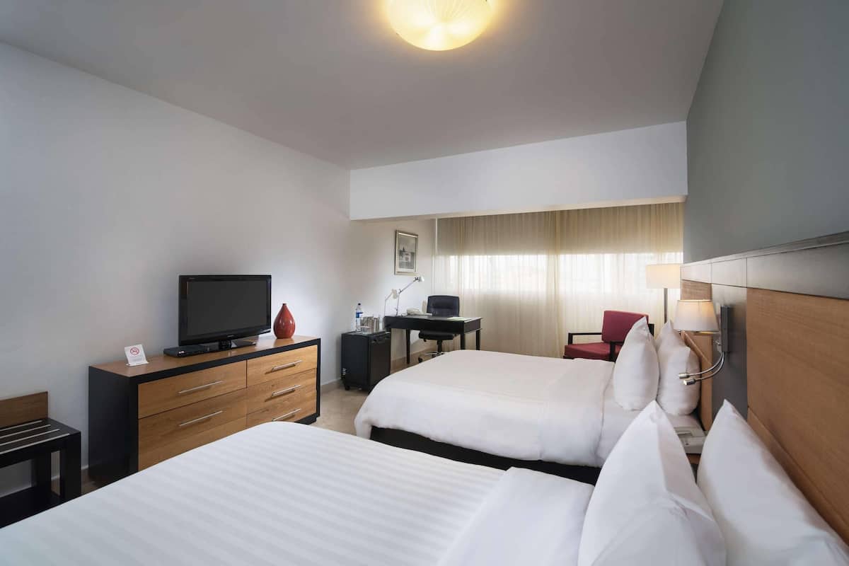 Quarto, 2 camas Queen, para não fumantes | Roupas de cama antialérgicas, edredons de pluma