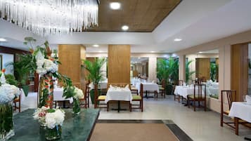 2 ravintolaa, joissa tarjoillaan aamiainen; kansainvälinen keittiö