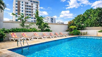 Ulkouima-allas, aurinkotuoleja