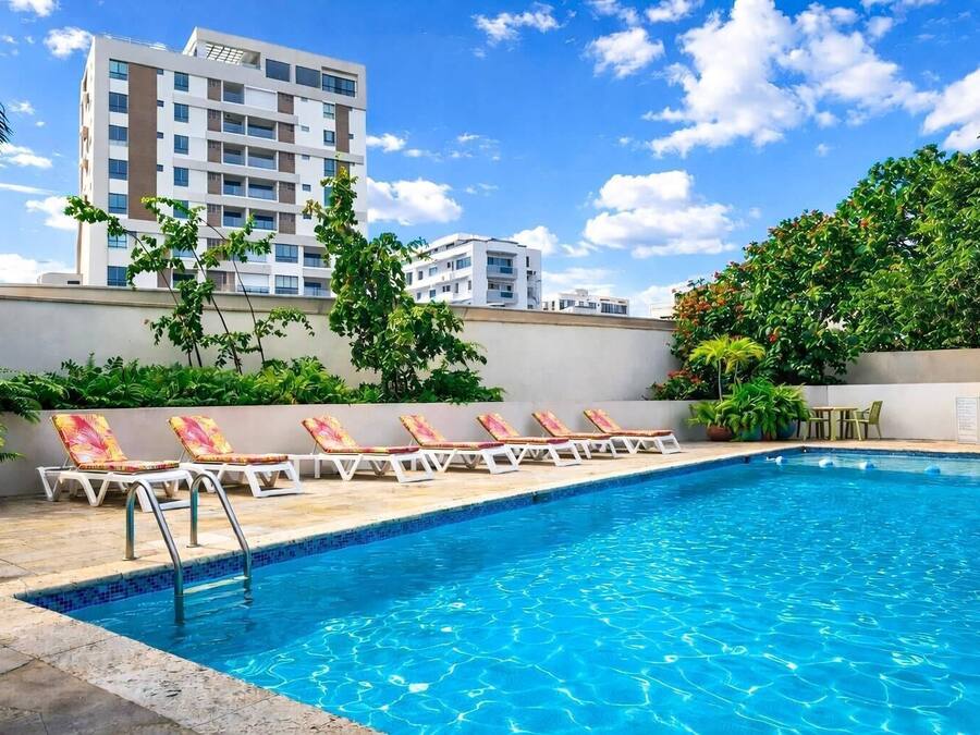 Alberca al aire libre y camastros