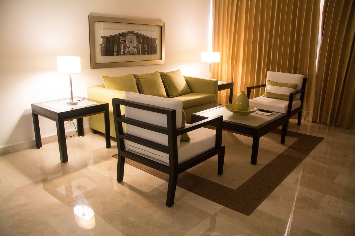 suite, 1 bedroom, non smoking | 1 bedroom, hypo-allergenic bedding, down duvets, pillow-top beds