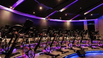 Centro de fitness com várias bicicletas ergométricas dispostas em fileiras.