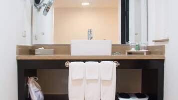 Shower, rainfall showerhead, free toiletries, hair dryer