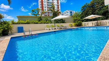 Piscina externa, espreguiçadeiras