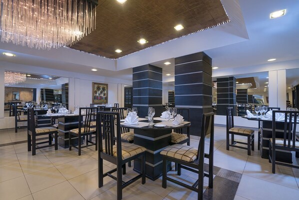 2 restaurants, breakfast, lunch, dinner served; international cuisine 