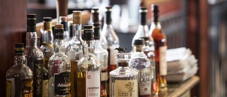 Variedad de botellas de licor sobre una barra.