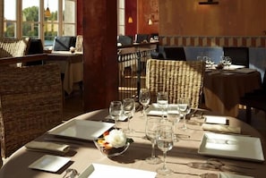 Déjeuner, dîner et souper servis sur place, vue sur le jardin