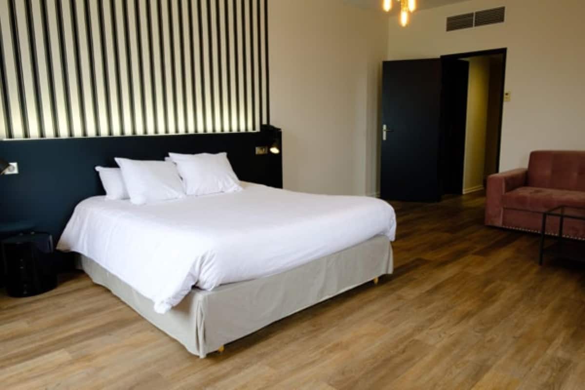 Suíte júnior, 1 cama King, para não fumantes (Twin bed on request;with Sofabed) | Roupas de cama premium, escrivaninha, cortinas blackout