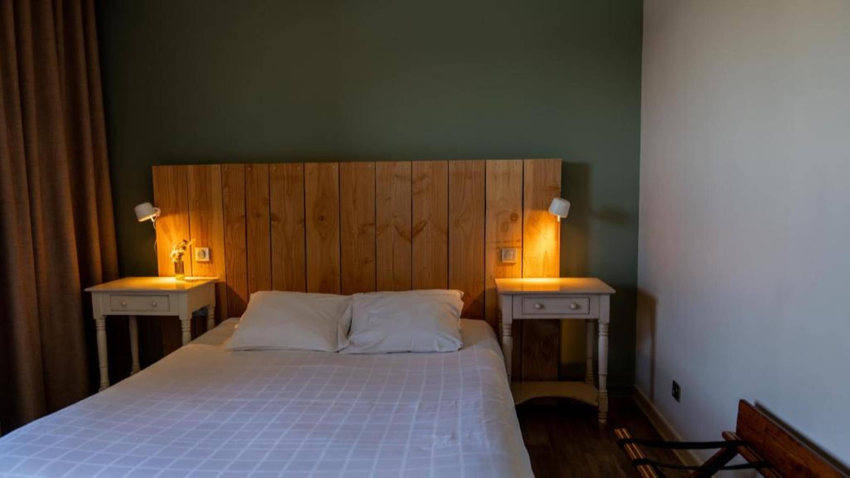 Classic-huone, 1 keskisuuri parisänky, tupakointi kielletty | Ylelliset vuodevaatteet, yksilöllisesti sisustettu, työpöytä