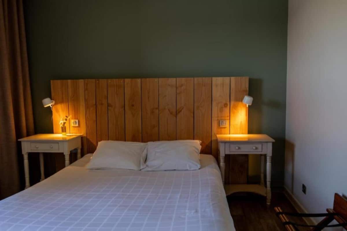 Rom – classic, 1 queensize-seng, ikke-røyk | Sengetøy av topp kvalitet, individuelt dekorert og skrivebord