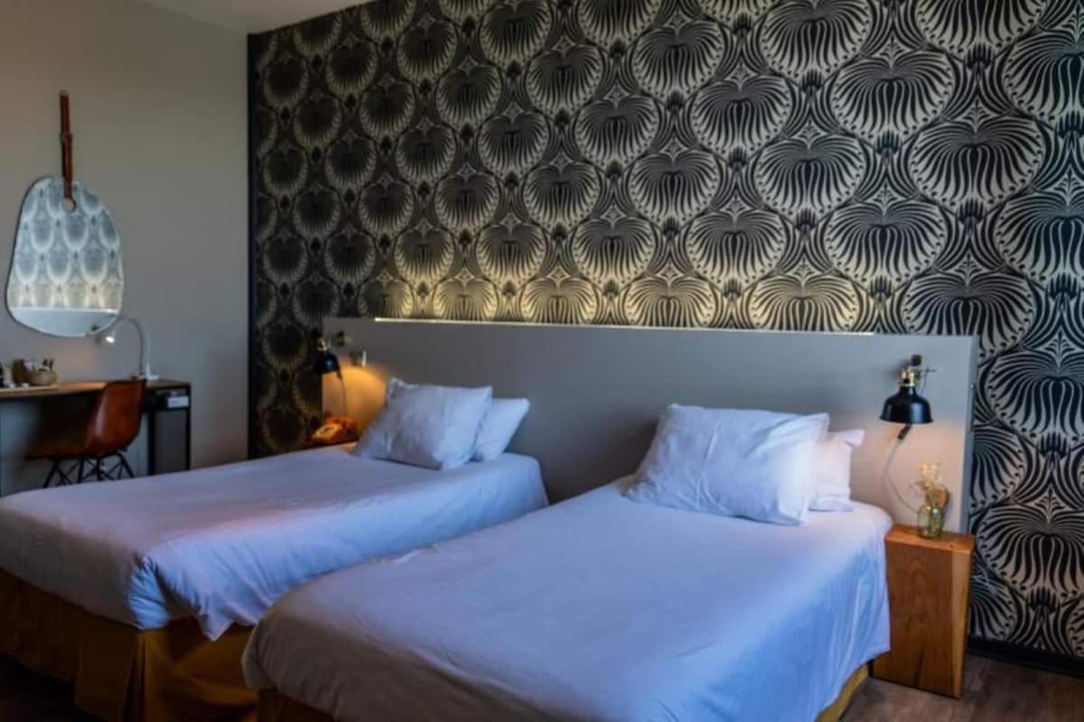 Quarto luxo, várias camas, para não fumantes (Twin bed on request) | Roupas de cama premium, escrivaninha, cortinas blackout