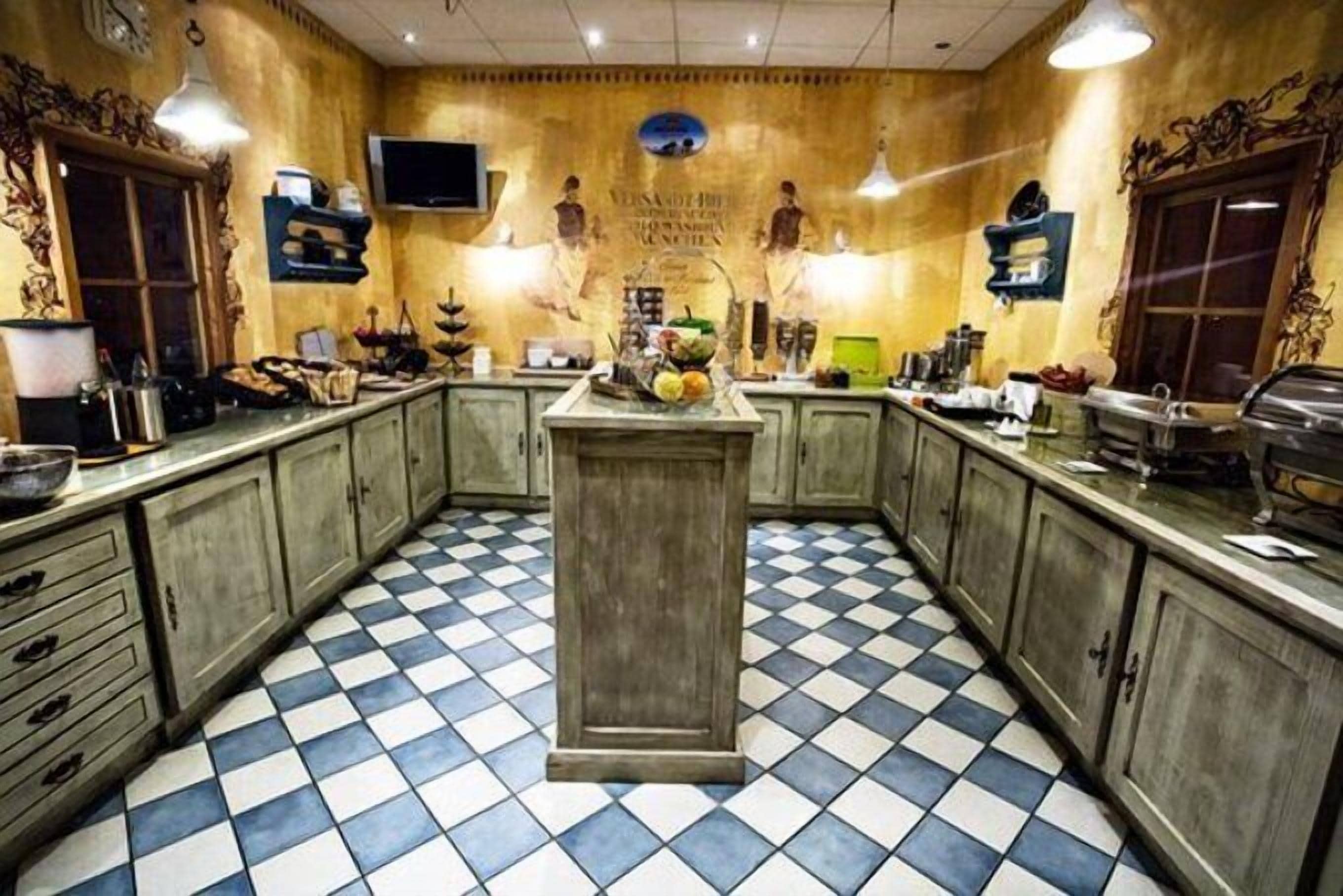 Bữa sáng buffet hàng ngày (14 EUR/mỗi người) 