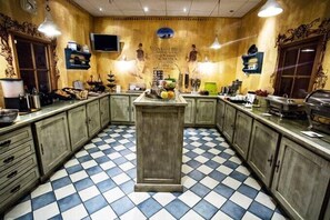 每日供應自助早餐 (每人 EUR14)