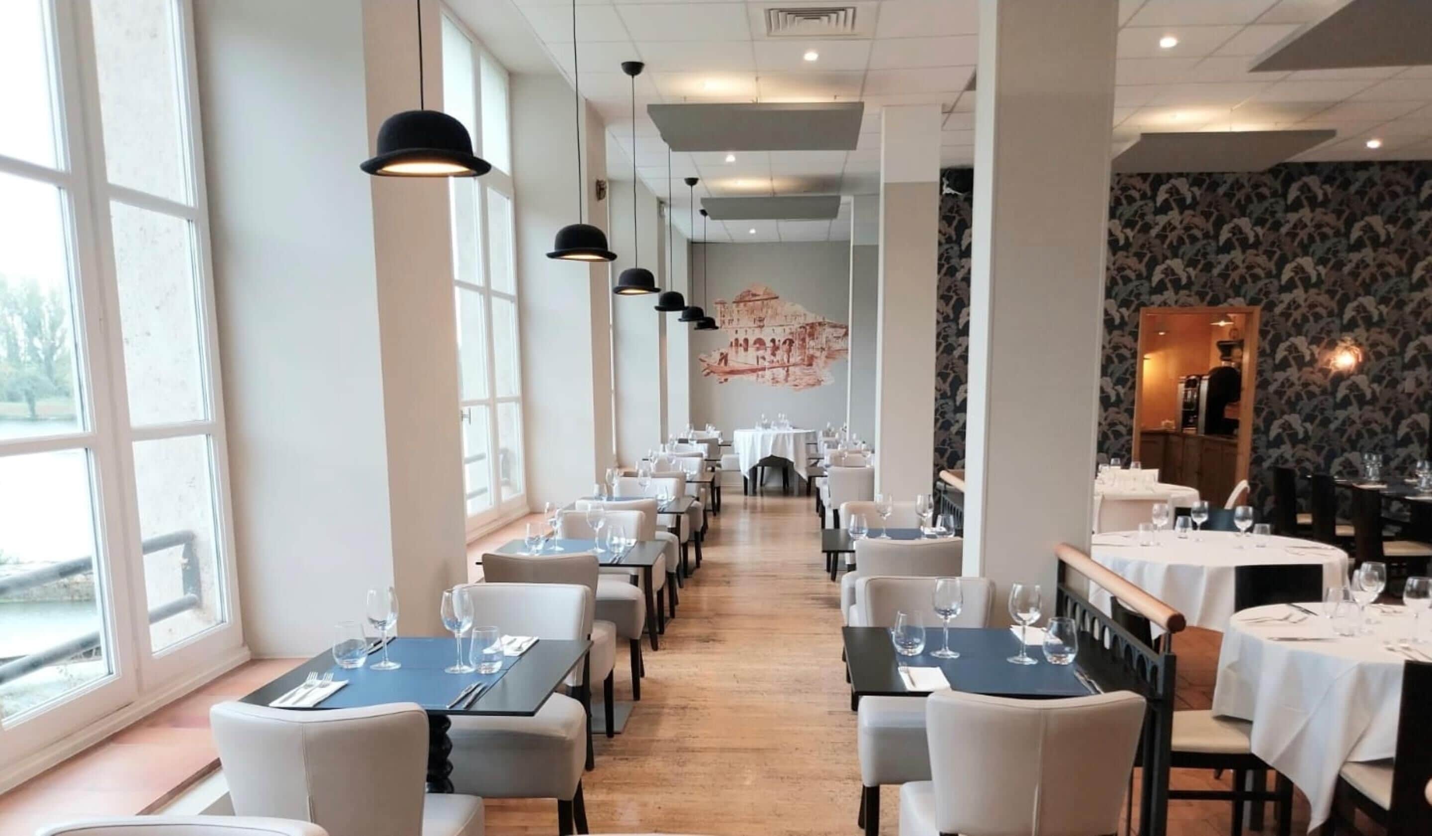 Frukost och lunch serveras, med utsikt mot trädgården 