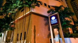 Un hotel alto de diseño moderno, con un letrero llamativo de Comfort Suites.