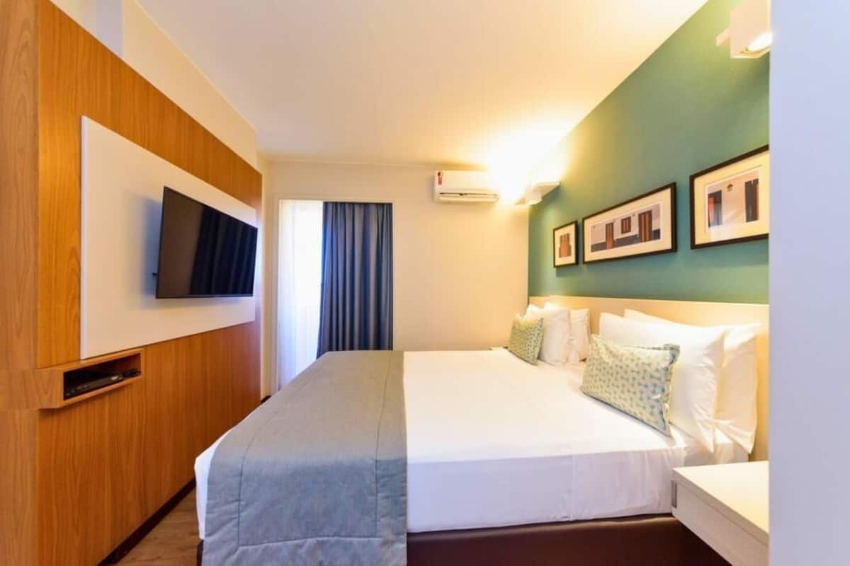 1 chambre, minibar, coffres-forts dans les chambres, bureau