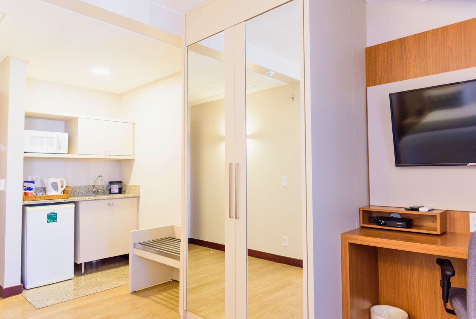 business suite, 1 queen bed, non smoking | minibar, in-room safe, desk, laptop workspace