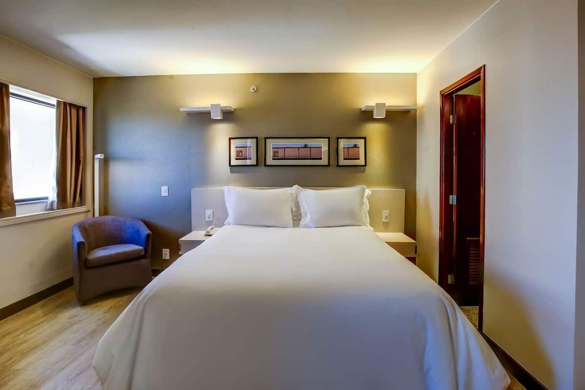 Minibar, coffre-fort, bureau