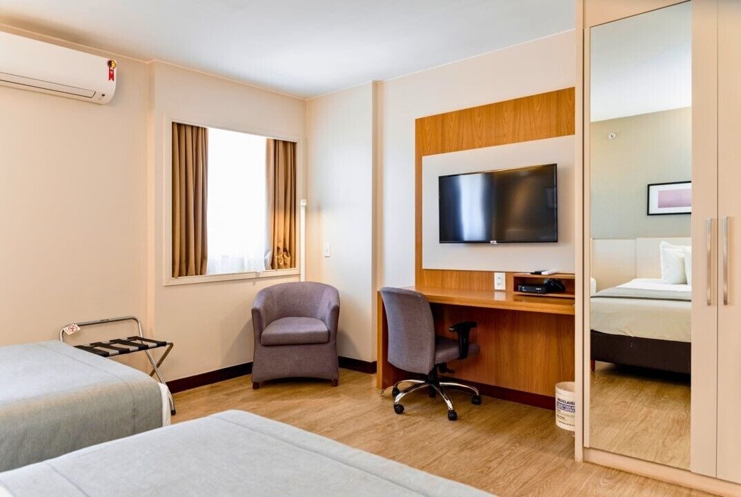 Quarto duplo superior, 2 camas de solteiro, para não fumantes | Frigobar, cofres nos quartos, escrivaninha