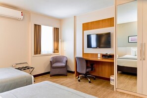 Minibar, in-room safe, desk, laptop workspace - Comfort Suites Brasilia (Brasília)