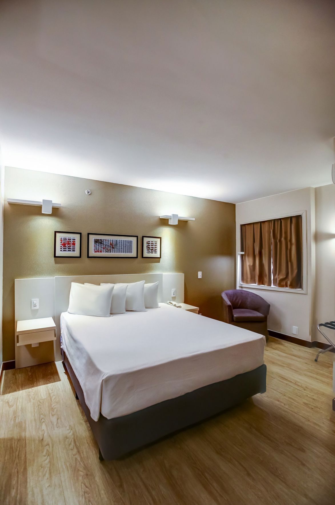 Minibar, coffre-fort, bureau