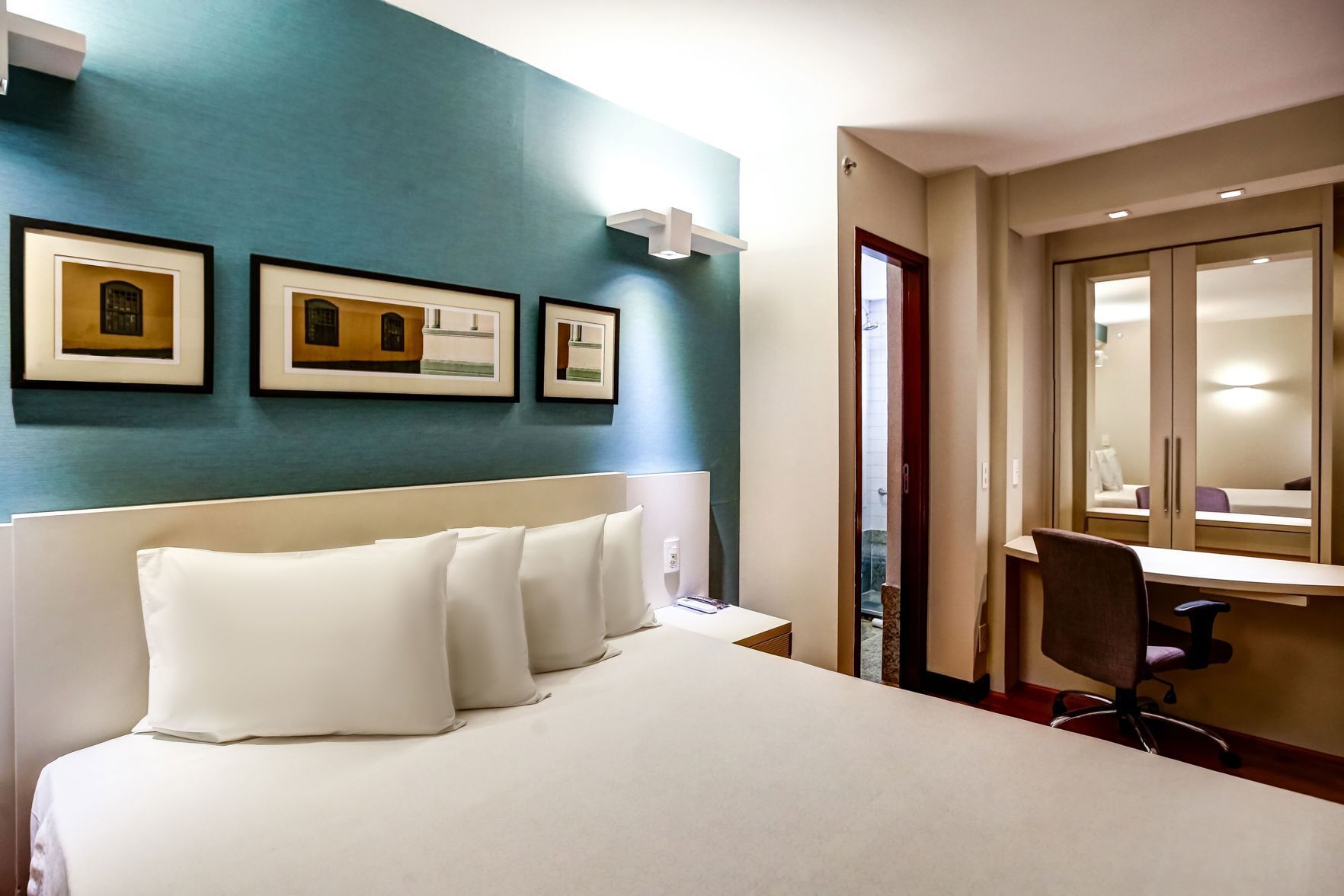 Minibar, coffre-fort, bureau