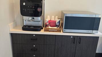 Skrivebord, wi-fi (inkludert) og sengetøy