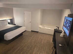 Desk, free WiFi, bed sheets - Motel 6 Los Angeles, CA - Downtown (Los Angeles)