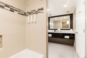 디럭스 더블룸 또는 트윈룸, 퀸사이즈침대 2개, 금연 | 욕실 | 샤워 시설, 고급 세면용품, 헤어드라이어, 타월