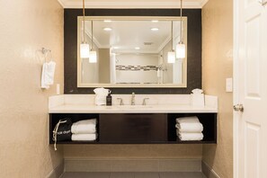 Deluxe Room, 1 King Bed, Non Smoking | Bathroom | Shower, designer toiletries, hair dryer, towels