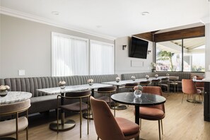 Petit déjeuner complet compris tous les jours