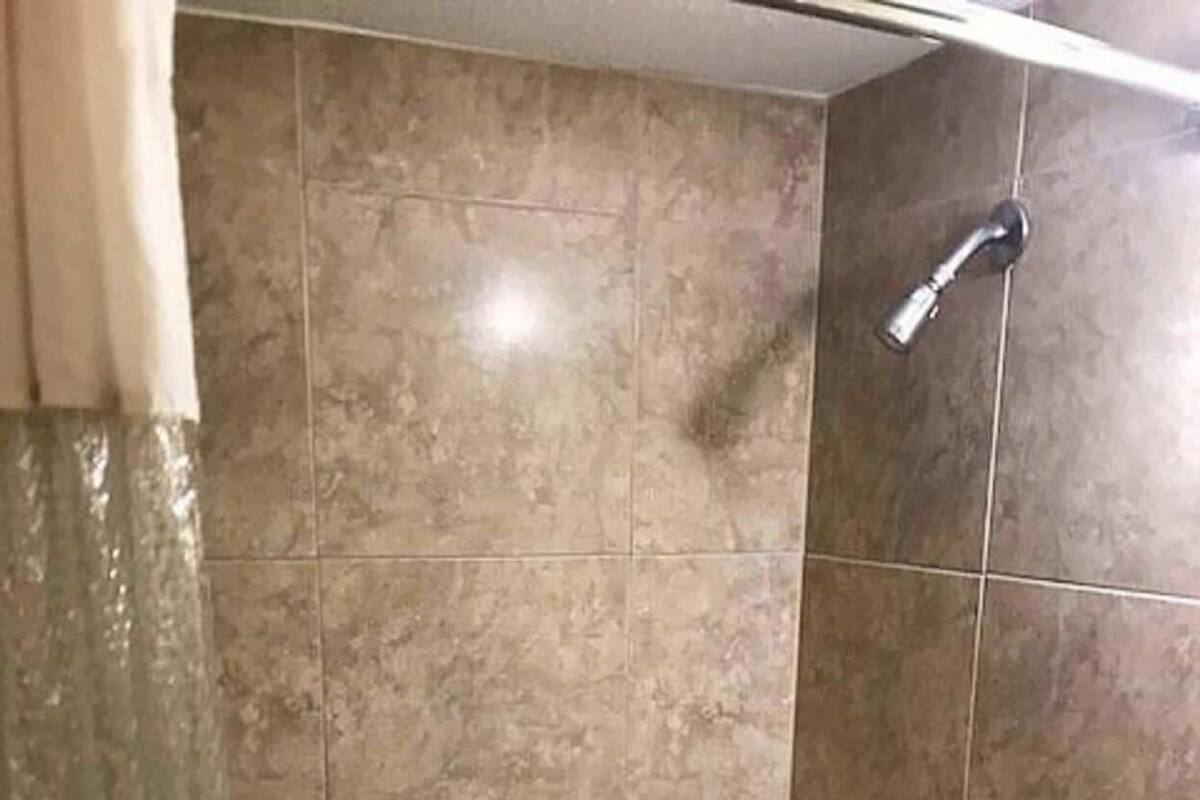 Bathroom | Combined shower/tub, hair dryer, towels