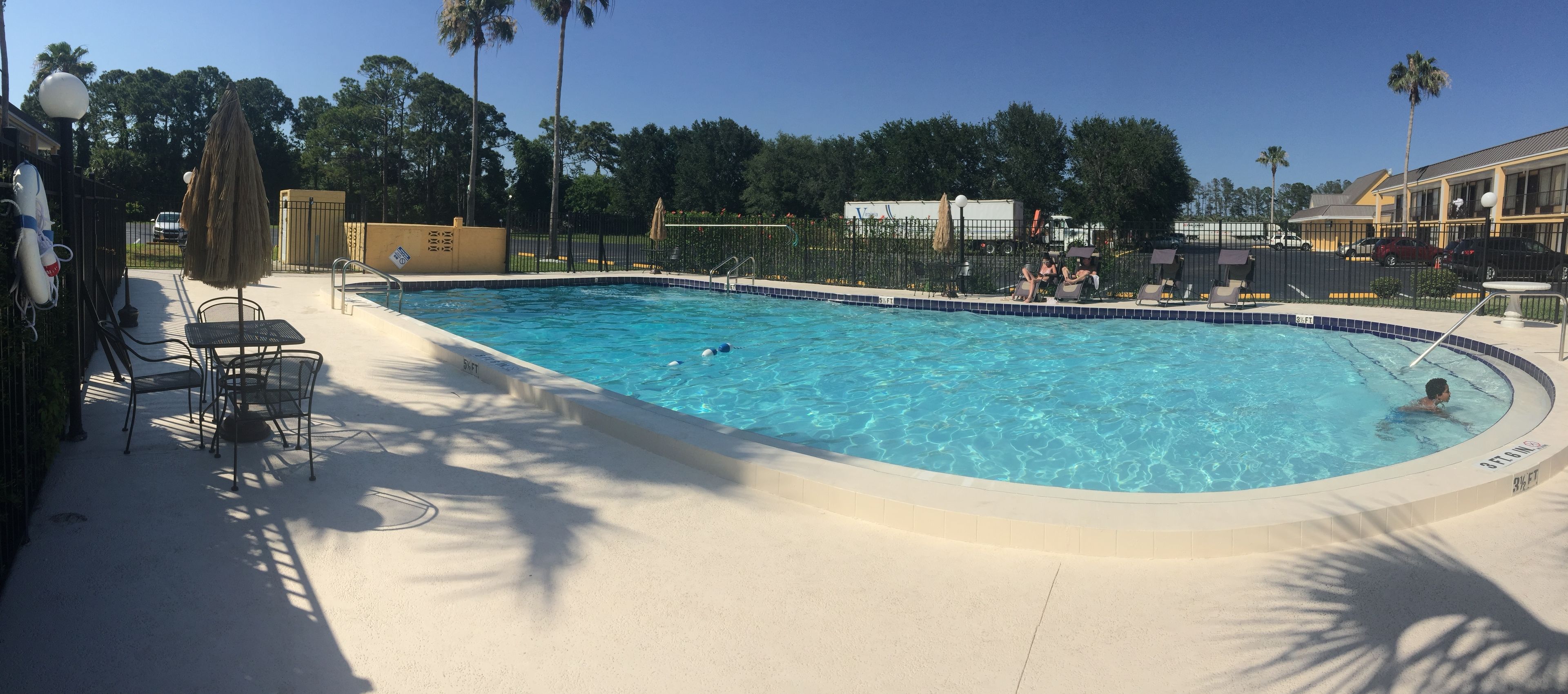 Piscina externa, espreguiçadeiras